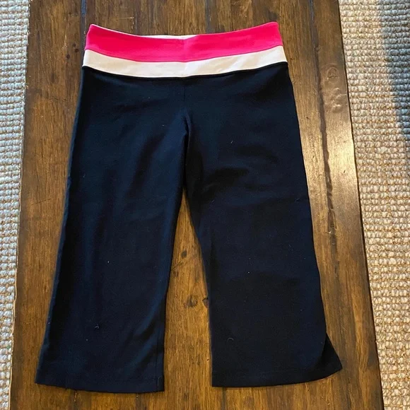 🩷 Lululemon Black Capri Flare Leggings with Pink and White Waistband 🩷 - Picture 1 of 6